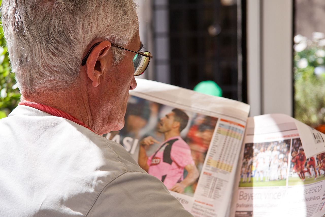 新聞を読む男性
